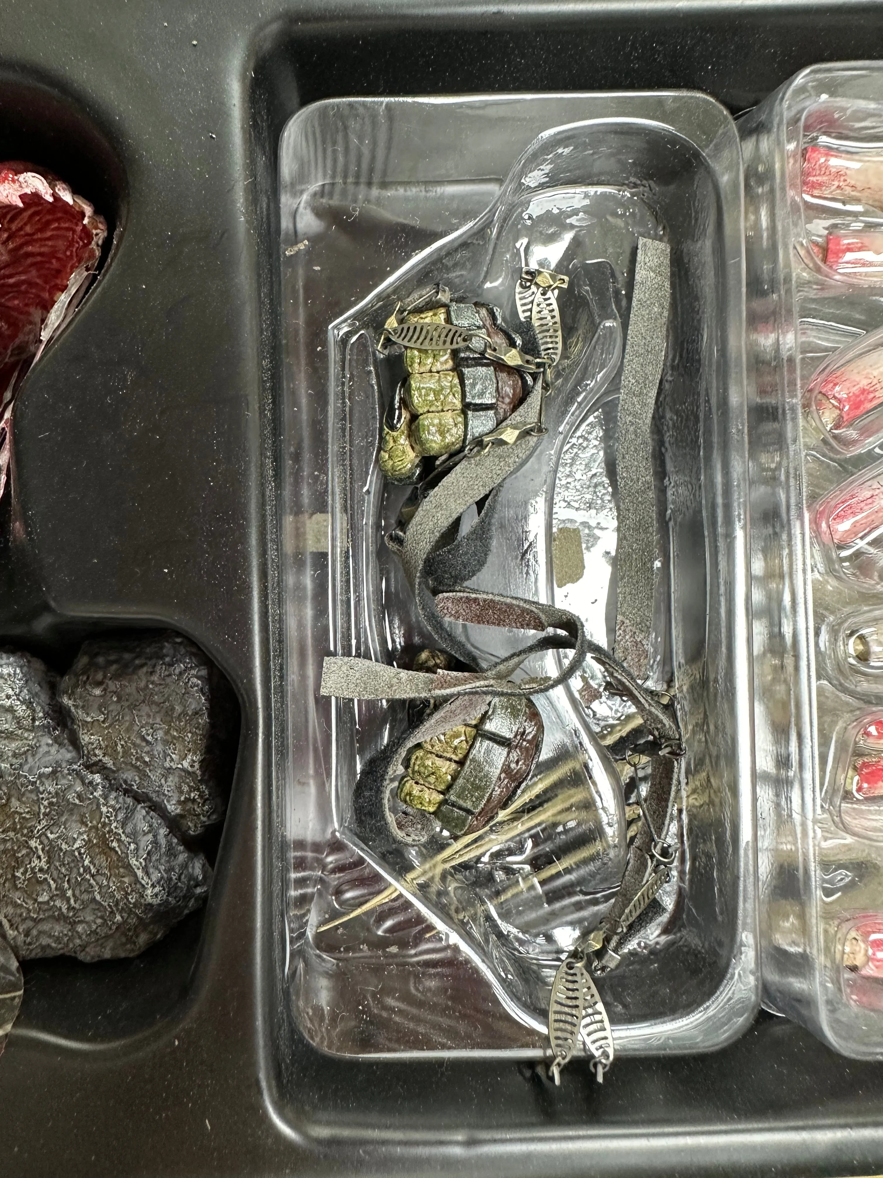 Hottoys Hot Toys 1/6 Scale MMS147 MMS 147 Predators - Tracker Predator (With Hound) Action Figure USED
